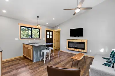 Image de Very nice, newer cabin with 2 bedrooms.
