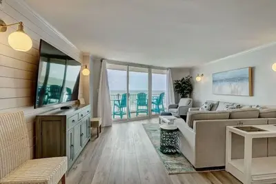 Image de 🌊 Oceanfront Penthouse 🔥Heated outdoor pool 🏖️ Breathtaking views☀️