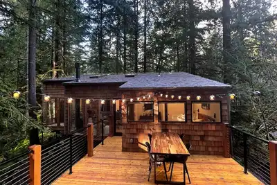 Image de Mt Baker Cabin w/ Cedar Hot Tub & Panoramic Forest Views