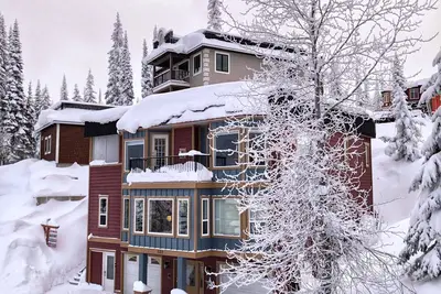 Image de Ski in/ski out chalet. Mountain + valley views. Close to village.