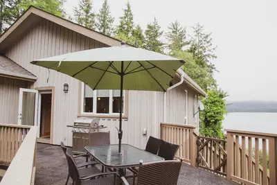 Image de Comfortable new home with beautiful inlet views to experience a true Tofino stay