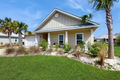 Image de Spacious home steps from the beach with fast WiFi & washer/dryer
