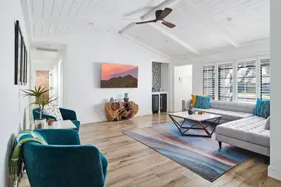 Image de Eclectic and Stylish Home - Centrally located w/ heated pool, and more!