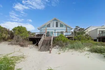 Image de 4 Br 3ba w/Master Loft and Ocean Views~ Oceanfront Nest Up