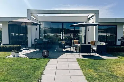 Image de Maison de vacances א Zeewolde avec jardin