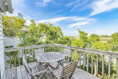 Image de Marsh view top unit condo recently remodeled located in center of island. Pet Friendly!