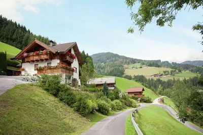 Image de Appartement de vacances ensoleillé avec balcon