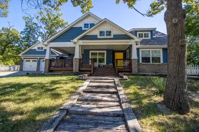 Image de 5 minutes to the Beach, with Hot Tub - Short Stays at Beach Daze!