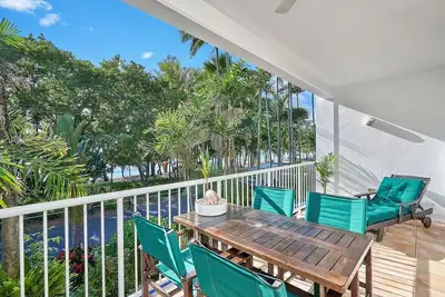 Image de 2 Bedroom 2 Bathroom Beachfront Apartment in Clifton Beach