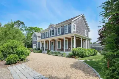 Image de Coastal Farmhouse With Connected Carriage House