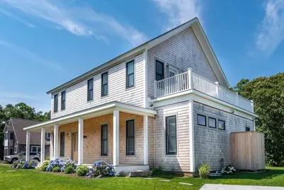 Image de Modern Farmhouse In Central Oak Bluffs Neighborhood