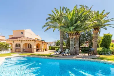 Image de 5 minutes from the beach! Ideal house for families, with private pool.
