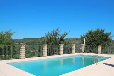 Image de Maison de vacances paisible avec piscine
