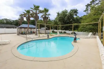 Image de Fun Daze- Beautiful, Private *Heated Pool, Putting Green, Spring Low Rates!