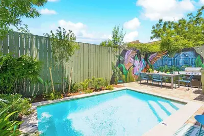 Image de Trendy Art Filled MidCity Oasis w/ HeatedPool+ Pkg