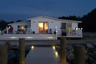 Image de Cozy Waterfront Cottage\n\n