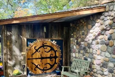 Image de Cedar Bluff Hobbit House - Lake View, 3 private gated acres