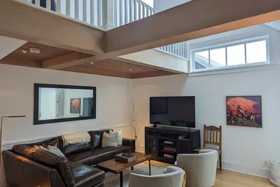 Image de East End Contemporary Townhome 3br+loft/2. 5Bth deck, Walkable to Everything