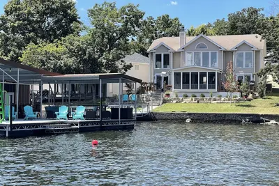Image de Beautiful Lakefront Home – Huge Private Dock - Cove Protection & Stunning Views!