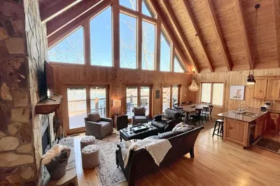 Image de Lakefront house with multiple outdoor areas, fire pit, dock and two kayaks