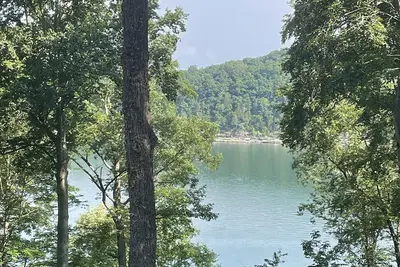 Image de Lake Bluff Paradise on Lake Cumberland. Newly added game room and hot tub!