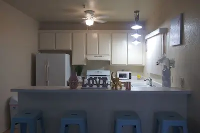 Image de Deluxe Apt. - 5 miles from Lax and Beaches - \"Joy\"