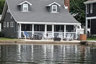 Image de Lake front cottage recently remodeled w\/ private dock and optional pontoon boat.