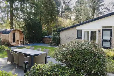 Image de Bungalow attrayant avec sauna et bain à remous