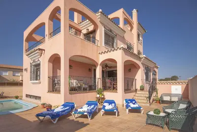 Rosa Villa con piscina privada al lado de la playa