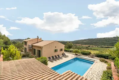Villa séduisante avec piscine privée à Cébazan
