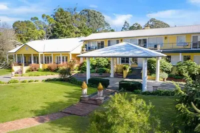 Image de Bundanoon Lodge - Stay at this beautiful property where you and your family and friends can enjoy quality time in the Nsw Southern Highlands