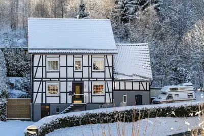 Image de Haus Ruhrquelle avec et garage près de Winterberg