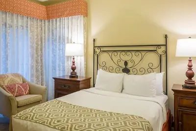 Image de Visit the amazing Red Rock Formation in this beautiful 1bd condo with amenities