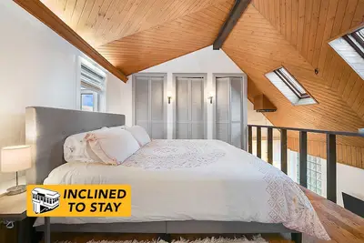 Image de Quiet Loft Sleeps 4, Bright & Beautiful, w/Parking
