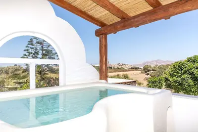Image de Traditional Styled Apartment With Private Outdoor Jacuzzi