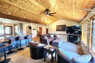 Image de ❤️5+1 Bedrooms on 5 Private Acres! Views😎Hottub❤️Gameroom! Great Location!