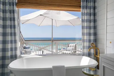 Image de \"White Sands\" Gorgeous Beachfront Townhome in Destin with Amazing Views