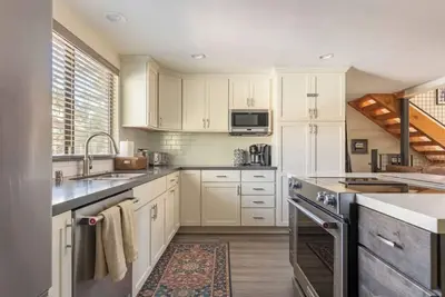 Image de Mst #1-Large townhome in heart of town. Easily sleeps 10! Beautifully updated