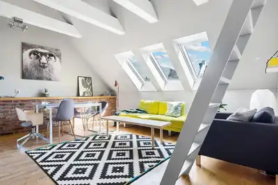 Image de Vibrant and Lively Central Location. Mb401