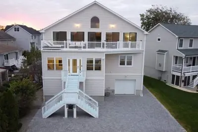 Image de Spacious Beach House 2 blks to Ocean. Lake Views and Awesome Game Room!