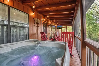 Image de Lightning Bug Lodge - Cozy Mountain Cabin, Peaceful/Quiet Area, Hot tub!