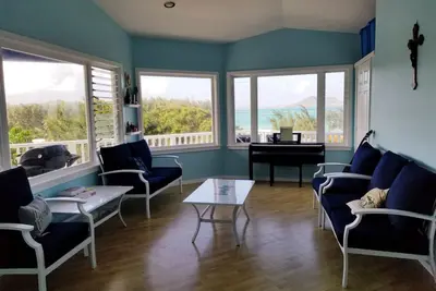 Image de Your Beach House-Ocean/Mtn Views-Steps from the beach