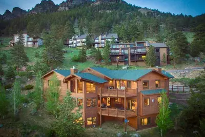 Image de Elk Summit Vacation Home at Windcliff by RedAwning