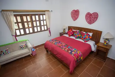 Image de Spacious 1 bedroom Luxury Suite 2 minutes away from beach