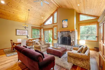 Image de Marmot's Meadow Chalet: Tranquil 14th Fairway - Private Hot Tub
