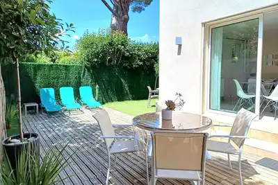 Image de La Plage à 3 mn à pied. . T2 Neuf, Très Calme, Jardin, Parking, Clim. 2 Vélos