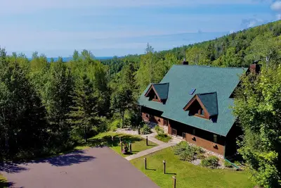 Image de Private Lux 5-Bedroom Ski-In/Ski-Out Resort Home @ Lutsen with Lake Views.