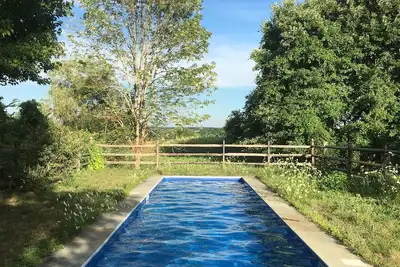Image de Country home in a park-like setting, perfect for private enjoyment.
