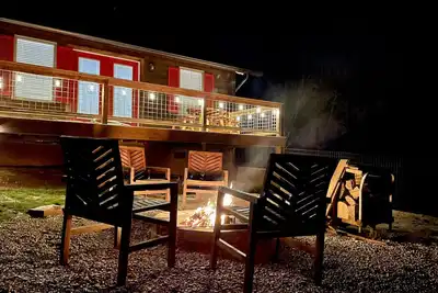 Image de Holy Smokes - 2 bdrms/2 bath, fire pit, pet friendly with yard
