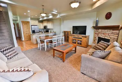 Image de The Seasons - Bridger (Unit D). Beautifully Arranged 2 Bedroom 2 Bathroom Condo in Bear Lake, Utah!
